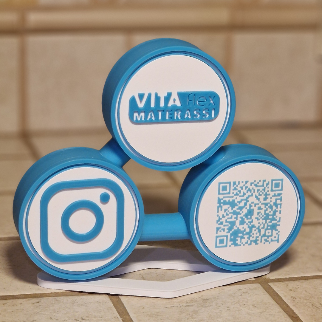 Codice QR (QR code) e Logo Aziendale su piedistallo