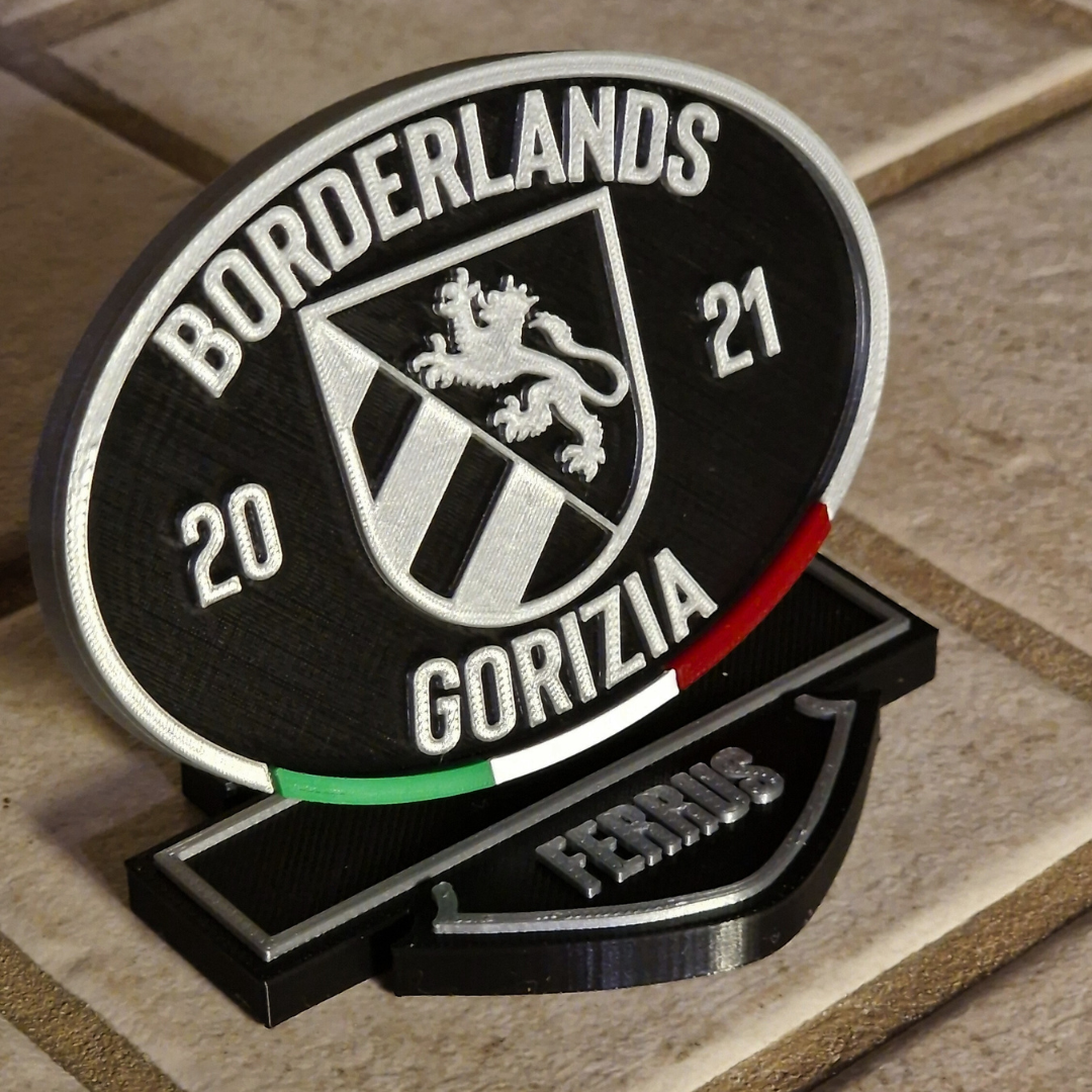 Logo su Piedistallo gruppo Harley Davidson