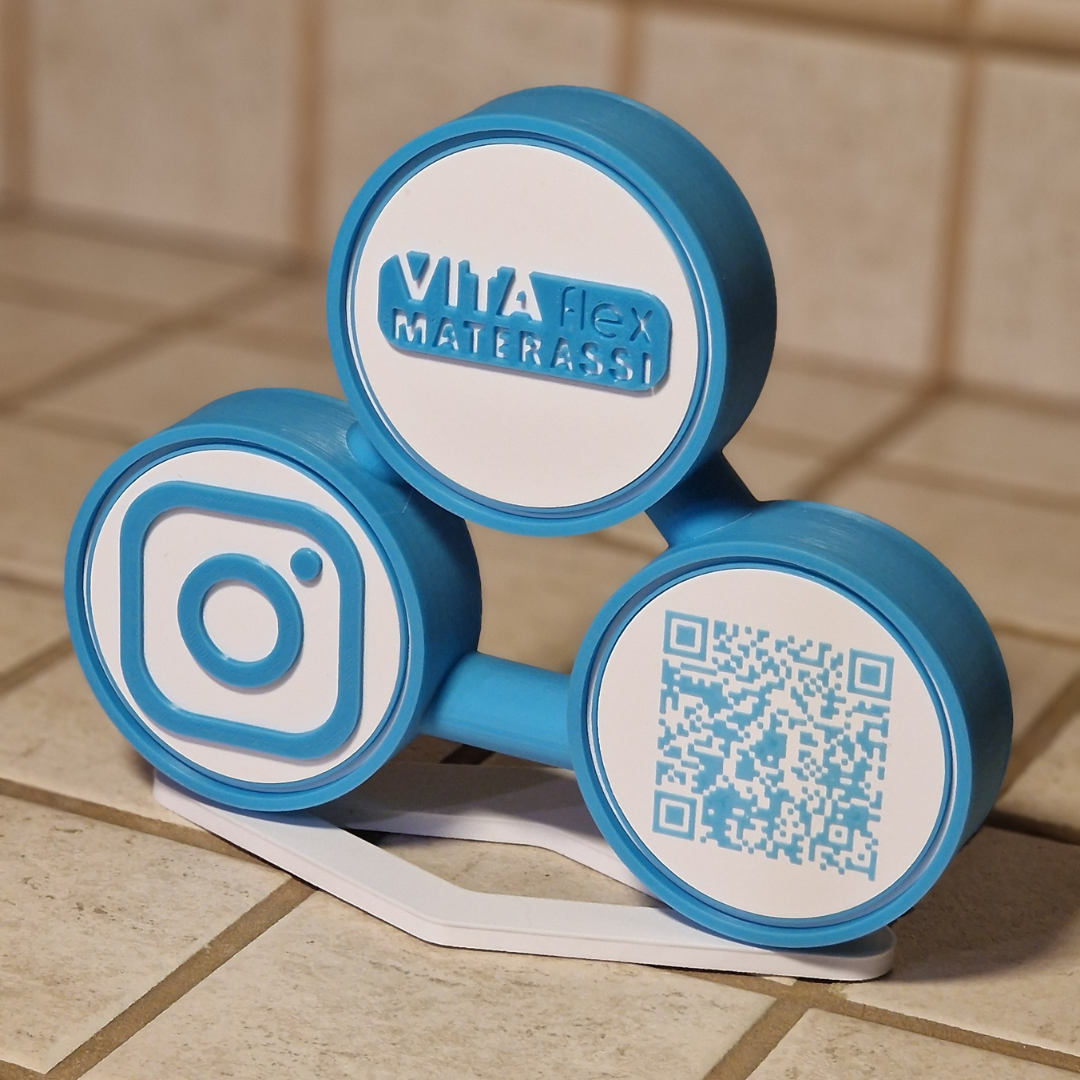 Codice QR (QR code) e Logo Aziendale su piedistallo