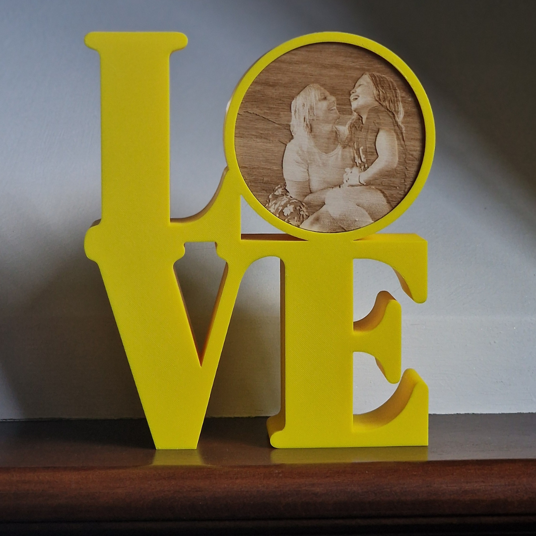 Scritta LOVE con Foto Incisa Sul Legno