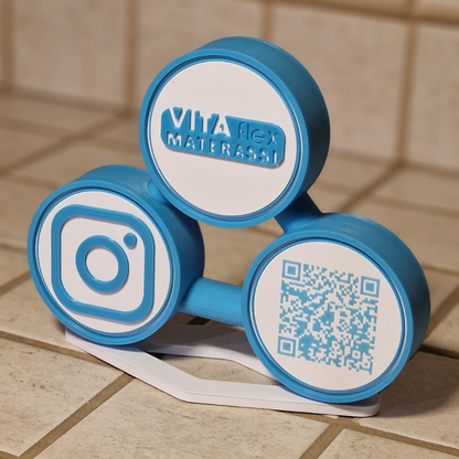 Codice QR (QR code) e Logo Aziendale su piedistallo