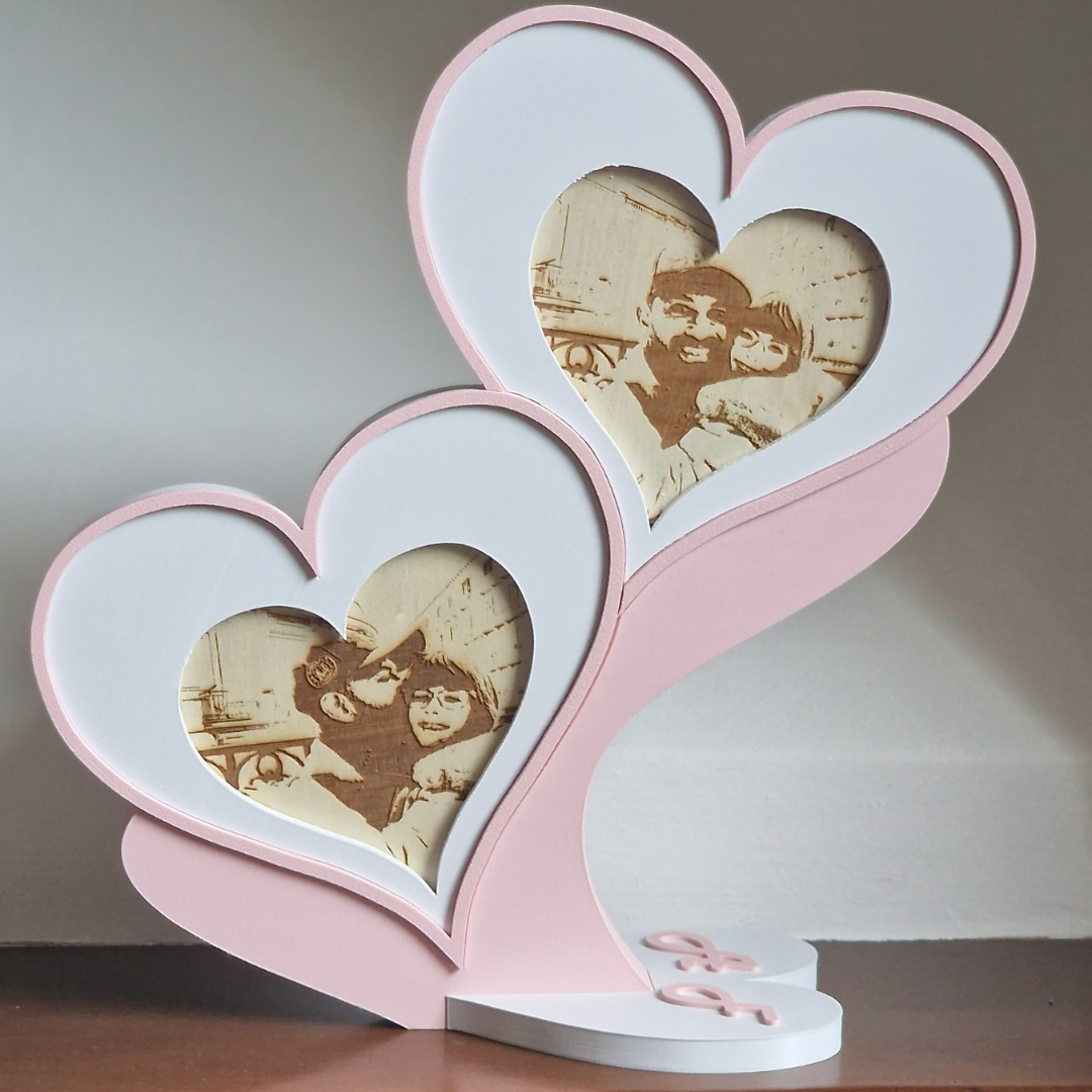 Cornice a Cuori in 3D con Foto Incise a Laser sul Legno