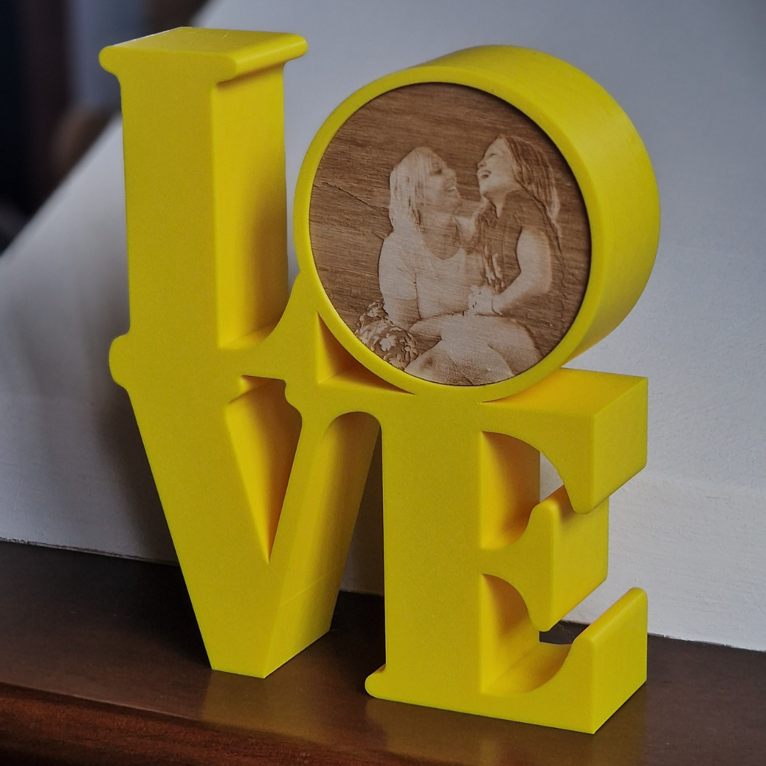 Scritta LOVE con Foto Incisa Sul Legno