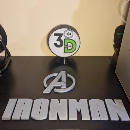 Scritta Decorativa Iron Man e Logo Avengers