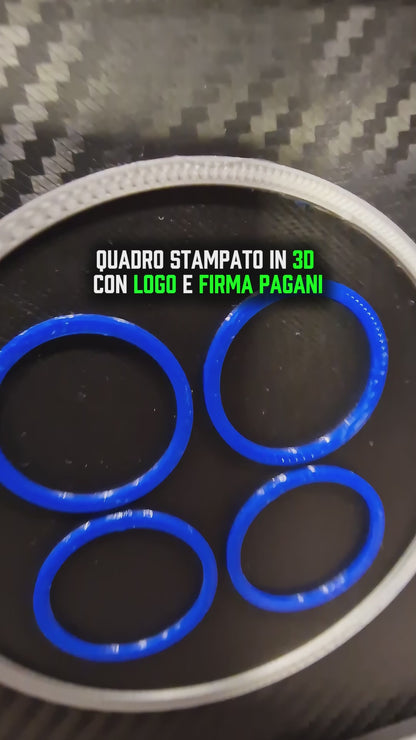 Quadro con Piedistallo Sfondo Texture Fibra di Carbonio - Logo Pagani