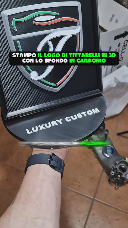 Logo con Sfondo Fibra di Carbonio su Piedistallo - Appendibile al Muro
