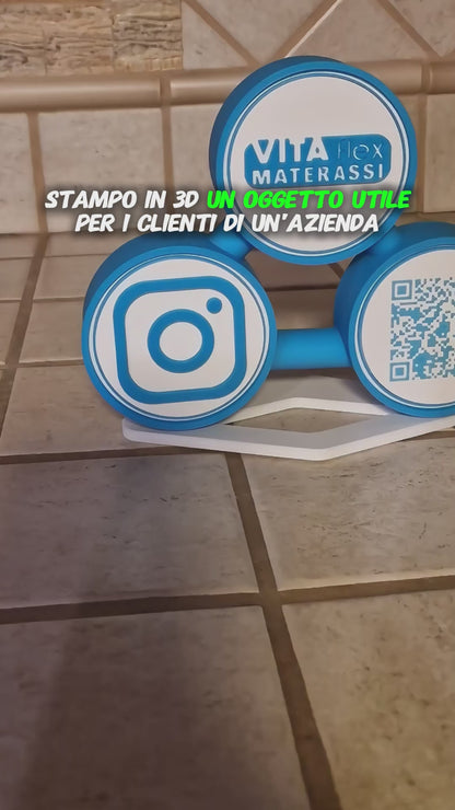Codice QR (QR code) e Logo Aziendale su piedistallo