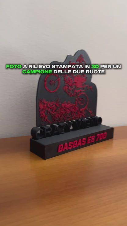 Foto a Rilievo Su Piedistallo Stampata in 3D